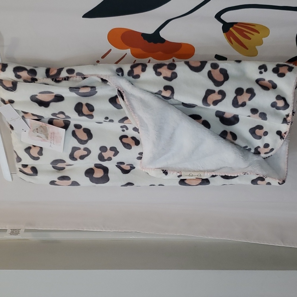 New Jessica Simpson Leopard Sherpa Blanket